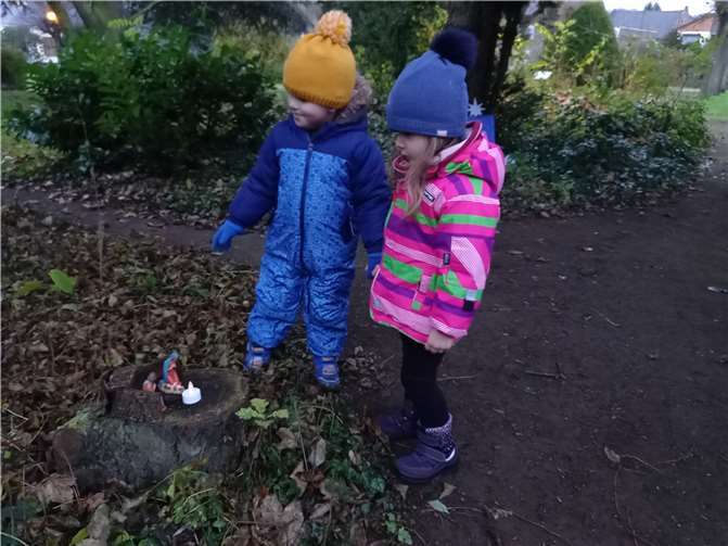 Kinder konstruieren Krippe für den Saffiger Krippenweg Auch die anderen großen und kleinen Krippen wurden ganz genau betrachtet.