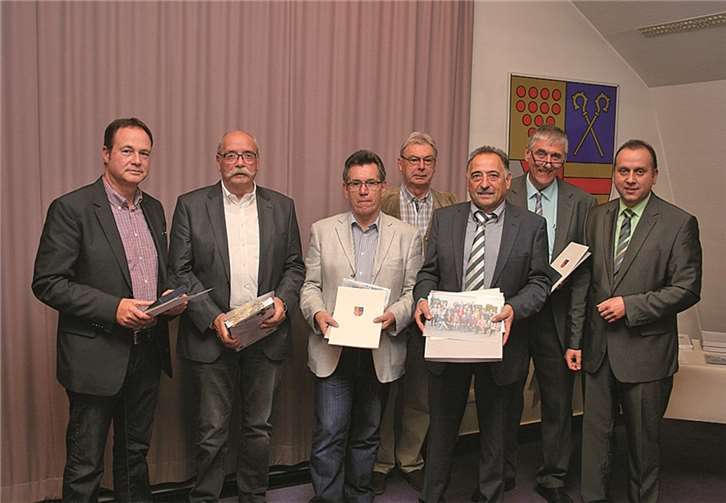 Auch die ausgeschiedenen Verbandsgemeinderatsmitglieder erhielten jeweils Dankurkunden von Bürgermeister Johannes Bell ausgehändigt.