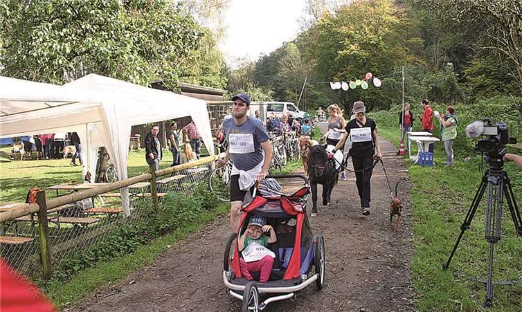 Auch die beiden Pony-Damen „Sissy“ und „Schnucki“ waren mit dabei. RÜ