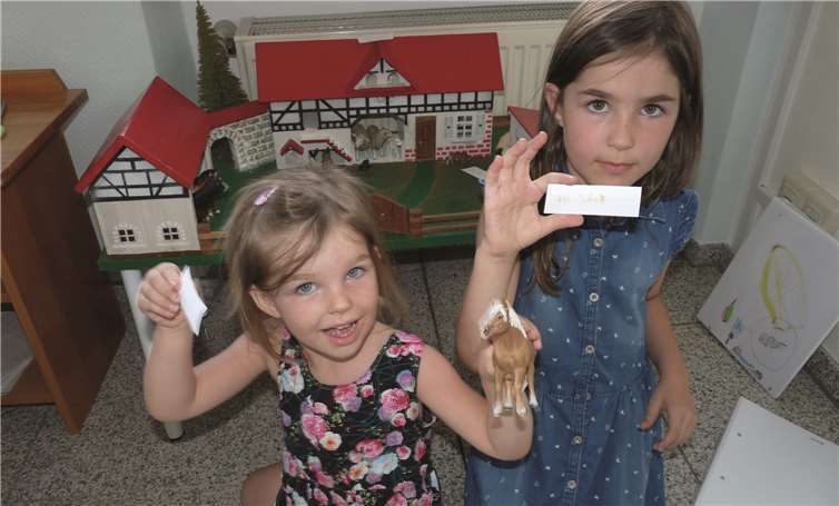 Auch die beiden Töchter von Ramona Erwen besuchen die Mendiger Montessori-Schule und haben großen Spaß an dem Wortspiel-Bauernhof.