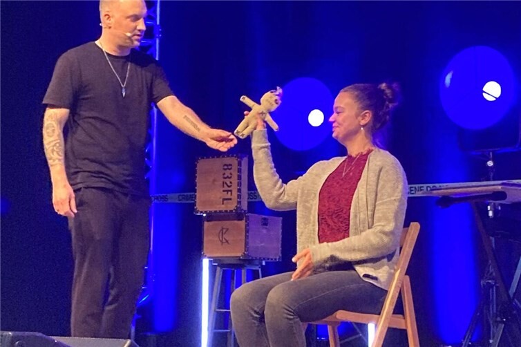 Auch die berüchtigte Voodoo-Puppe kam bei einer magischen Präsentation auf der Bühne erfolgreich zum Einsatz.