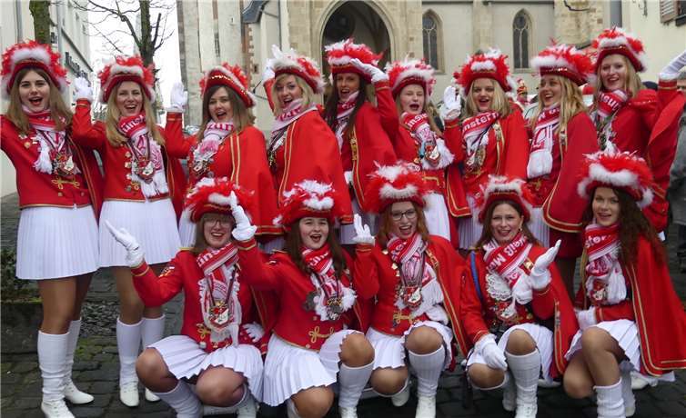 Auch die charmanten Gardemädels waren beim Sturm auf die städtische Bastille unterstützend mit von der Partie.