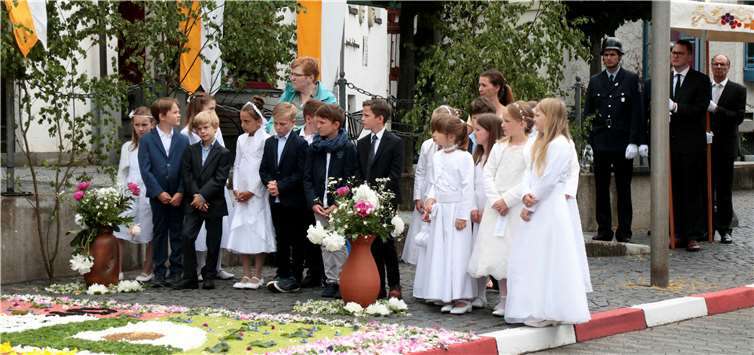 Auch die diesjährigen Kommunionkinder waren dabei.