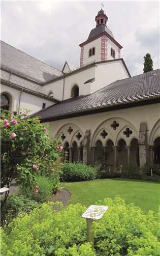 Auch die ehemalige Abtei Rommersdorf im Stadtteil Heimbach-Weis wird bei der Busrundfahrt angesteuert.