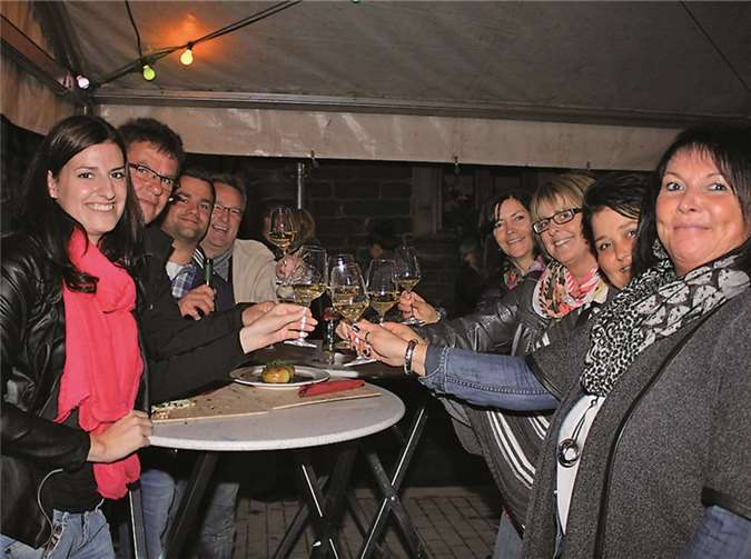 Auch die ehemalige Mosel-Weinkönigin Lisa Dieterichs aus Ellenz (li.) feierte beim Straßenweinfest mit Familie und Freunden.Thomas Esser
