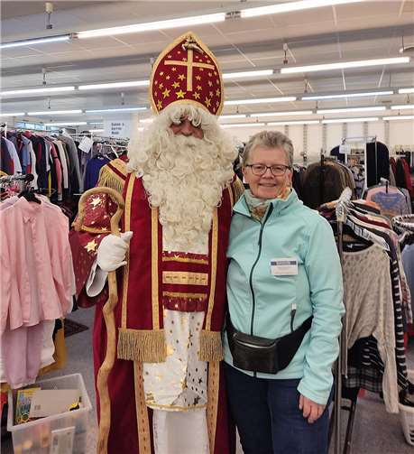 Auch die ehrenamtlichen Mitarbeiter*innen freuten sich über den Besuch des Nikolaus. Foto: privat.