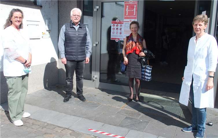 Auch die französische Generalkonsulin aus Frankfurt, Pascale Trimbach (2.vr.) konnte Stadtbürgermeister Gerd Heim beim Blutspendetermin in der Weißenthurmer Stadthalle begrüßen. Foto: Jürgen Grab