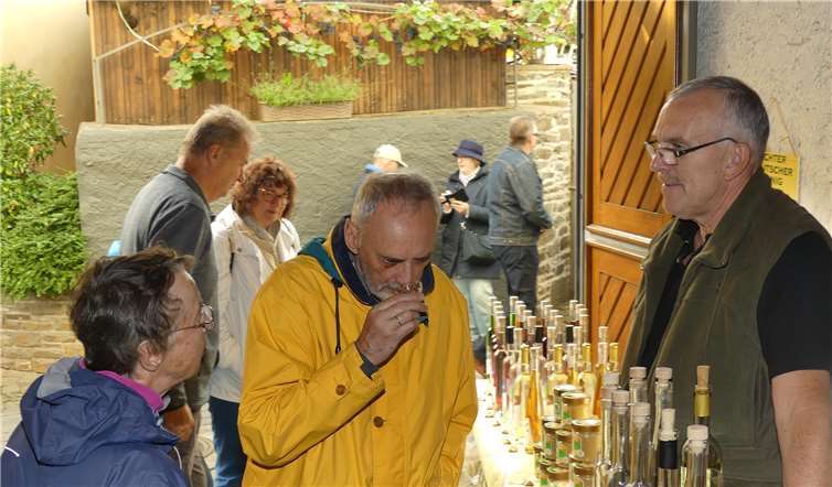 Auch die geistigen Produkte aus der Destille trafen auf manche erfreute Verkoster.Fotos: TE