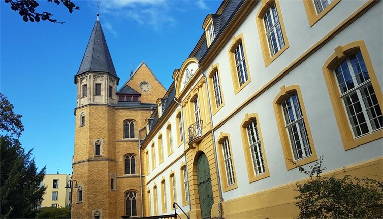 Auch die historische Marienburg (Haus d´Ester) wird aktuell noch von der WHU genutzt.