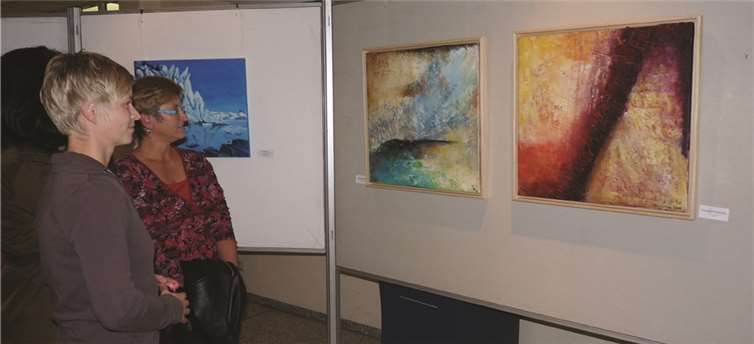 Auch die in Acryl gemalten Bilder von Elisabeth Hilger verfügen über eine besondere Ausdruckskraft.