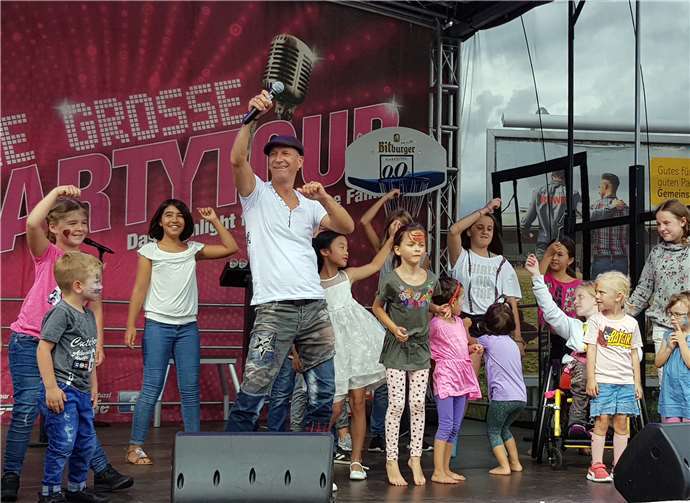 Auch die jüngsten Besucherinnen und Besucher des Familienfestes hatten viel Spaß mit den modernen Schlager-Hits der prominenten Sängerinnen und Sänger.