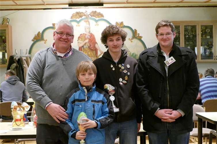 Auch die jüngsten Sieger wurden mit Pokalen belohnt: v. li. Thomas Köhler, Alexander Eptieß, André Zavelberg und Alexander Gilles.CEW