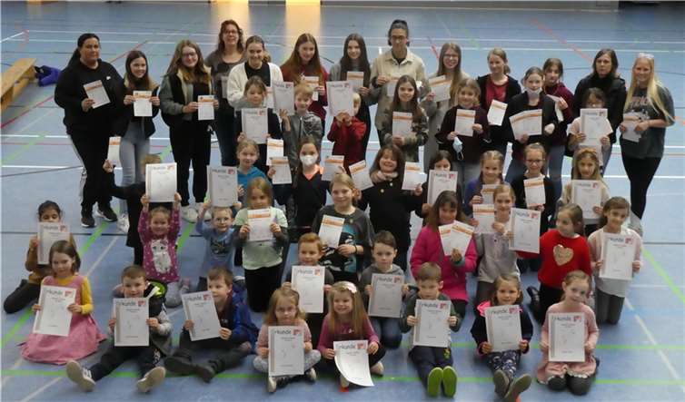 Auch die jüngsten Sportlerinnen und Sportler freuten sich riesig über ihr Anzeichen.  Foto: Turngesellschaft