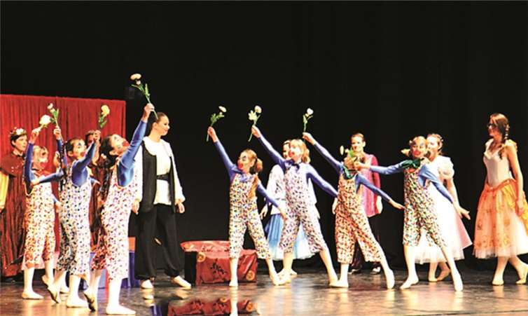 Auch die jüngsten Tänzerinnen zeigten ihr Können beim Ballett. -Stein-