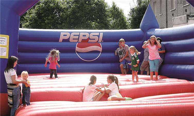 Auch die jungen Besucher kamen nicht zu kurz und tobten sich in der Springburg aus.