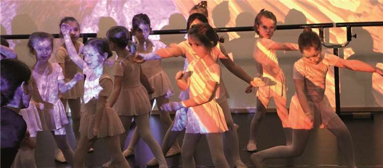 Auch die kleinen Schülerinnen zeigten mit Bravour ihr Können.privat