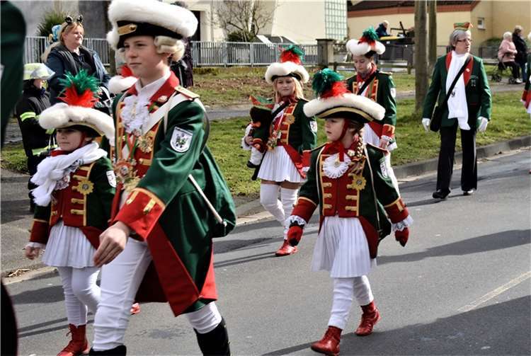 Auch die kleinen marschieren stramm im Zug mit.