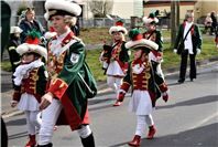 Auch die kleinen marschieren stramm im Zug mit.