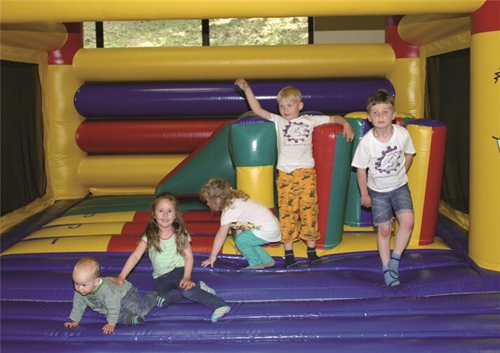 Auch die kleinsten Gäste kamen dank der Hüpfburg voll auf ihre Kosten.