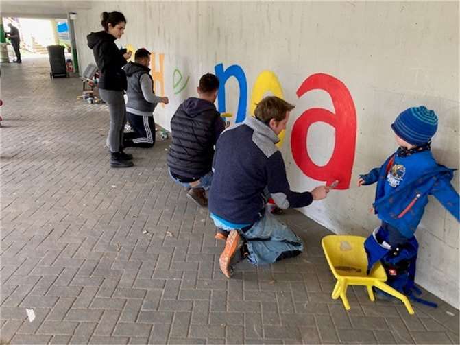 Auch die künstlerisch Begabten fanden ihren Aufgabenbereich und strichen Sammelpunkte an oder entwarfen einen neuen Schriftzug. Foto: privat