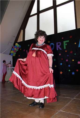 Spaß und Heiterkeit sorgten für ausgelassene Stimmung Auch die legendäre „Trude Herr“ wurde bei den Waldorfer Möhnen lebendig.