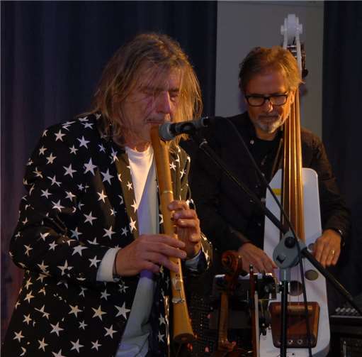 Auch die leiseren Töne - hier mit der Flöte - beherrscht das Trio.