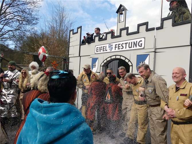 Auch die letzten Widerständler sind praktisch chancenlos. Binnen weniger Minuten...