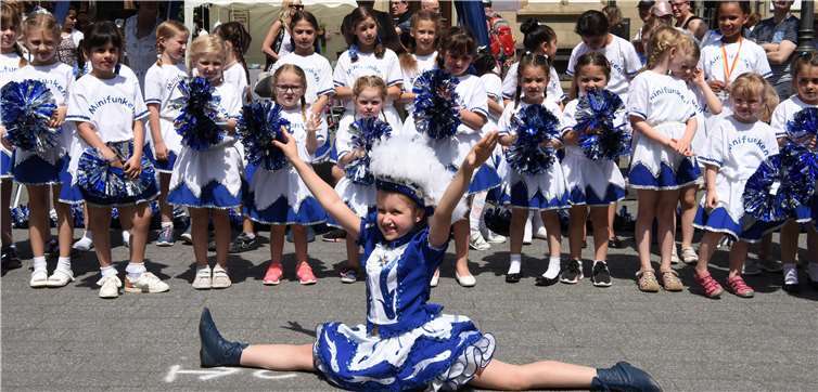 Auch die lokalen Vereine nutzen das „Fest der guten Laune“, um sich der breiten Öffentlichkeit zu präsentieren. so begeisterten die Minifunken der KG Blau-Weiß Schinnebröder in Hauptstraße die Festbesucher.  FIX