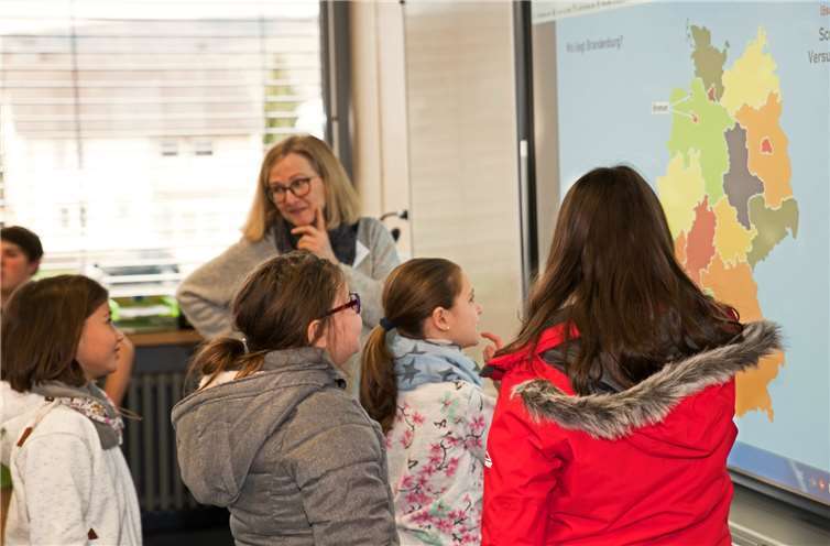 Auch die modernen Unterrichtsmedien – wie hier ein interaktives Whiteboard – interessierten die jungen Besucher.