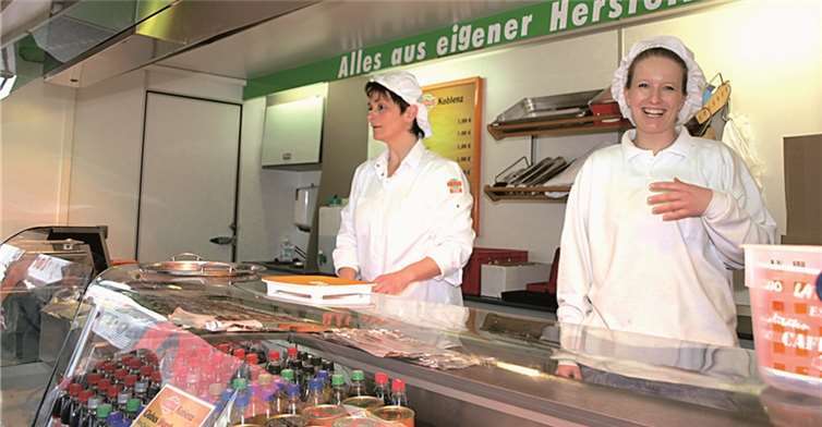 Auch die nette Bedienung im Globus-Imbisswagen ist wieder mit dabei, hoch motiviert und haben immer ein Lächeln im Gesicht. -US-