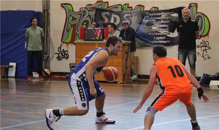 Auch die neuen Shirts halfen nichts. In Andernach gab es für den TuS Treis-Karden keine Pluspunkte zu vermelden. Hier versucht Steffen Nitzschke, sich gegen den Ex-TuS Akteur Konstantin Riske durchzusetzen.