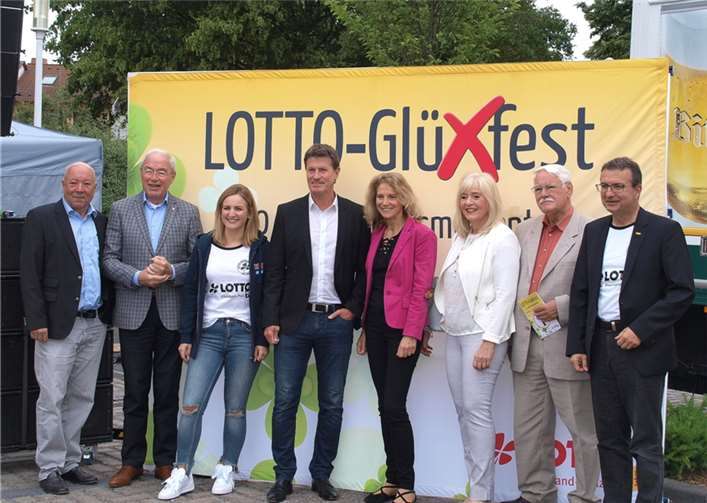 Auch die regionale Politprominenzließ es sich nicht nehmen und kam zum „Lotto-Glüxfest“. Fotos: US