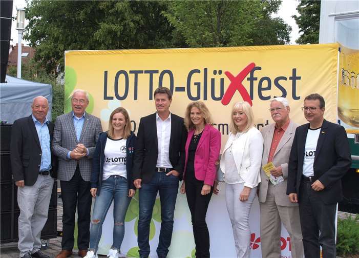 Auch die regionale Politprominenzließ es sich nicht nehmen und kam zum „Lotto-Glüxfest“. Fotos: US