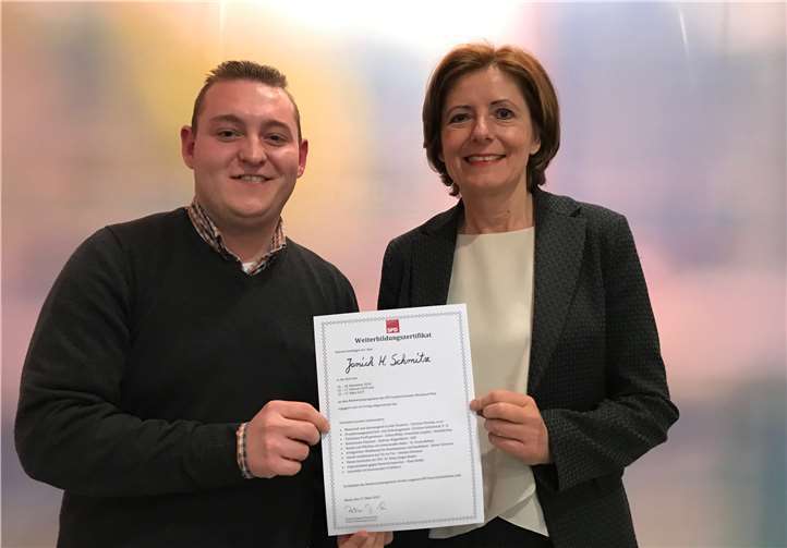 Auch die rheinland-pfälzische Ministerpräsidentin Malu Dreyer gratulierte Janick Helmut Schmitz zu seinem erfolgreichen Abschluss der politischen Weiterbildung.Foto: privat