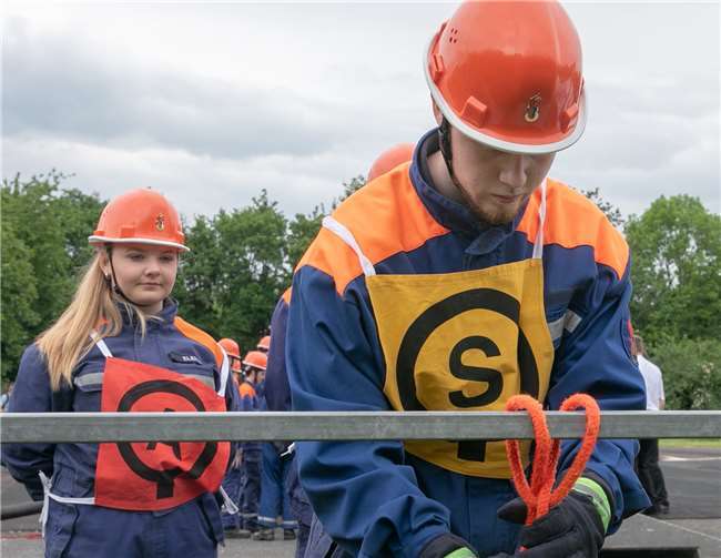 Auch die richtigen Knoten wollen gelernt sein, dies war ebenfalls eine Prüfungsaufgabe beim Leistungsnachweis der Jugendfeuerwehr.