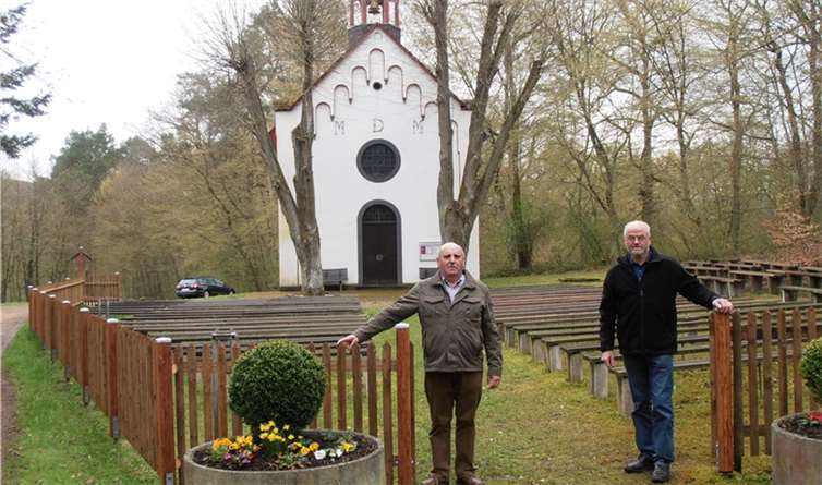 Auch die rüstigen Rentner halfen tatkräftig bei Erneuerung des Zaunes um die Schornkapelle mit. privat