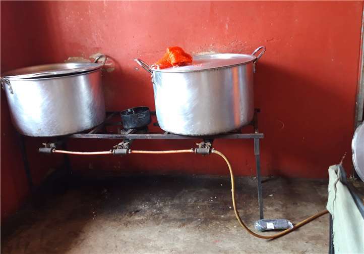 Auch die sog. Küche bedarf einer Renovierung. An dieser Kochstelle wird der Getreidebrei, genannt Pap, für die über 1000 Kinder der Grundschule zubereitet.