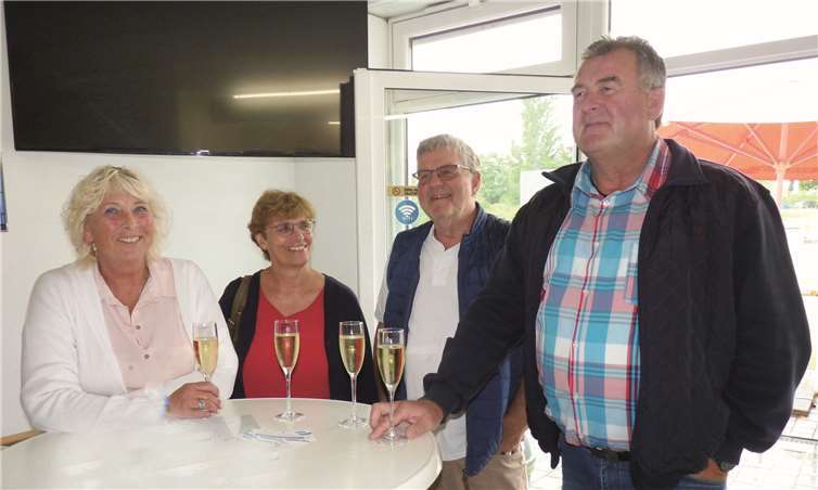 Auch die vorherigen Namensgeber des „Junkers-Proff-Stadions“ (Fa. Heizung/Sanitär Proff GmbH & Co. KG aus Andernach), Stefan Olck -2.v. rechts- und Wolfgang Kranz (rechts) nahmen gemeinsam mit ihren Ehefrauen an der Feier teil.