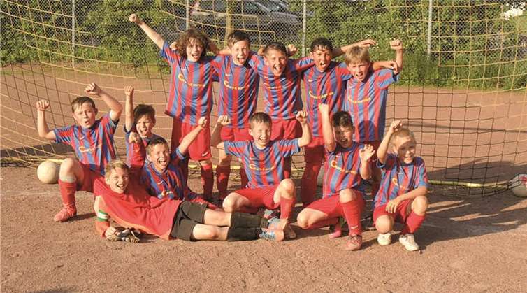 Auch die zweite E-Jugendmannschaft des SV Blau Weiß Sayn gewinnt die Staffelmeisterschaft.privat