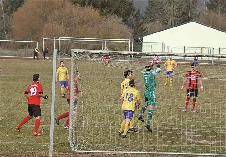 Auch diese Flanke konnte der Gästetorwart sicher abfangen.