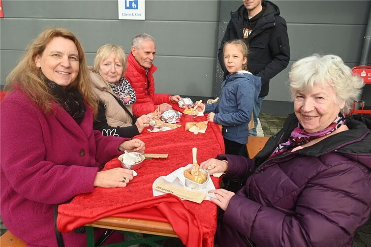 Auch diese Gruppe ließ sich die Bratäpfel schmecken. Fotos: SK