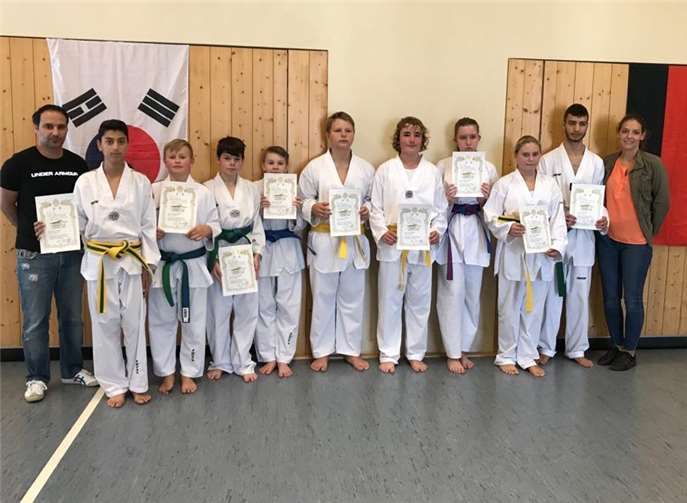 Auch diese Jugendlichen und Erwachsenen bestanden ihre Gürtelprüfungen.
