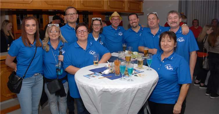 Auch diese Karnevalisten ließen die Gelegenheit nichtaus, zum Sessionsauftakt mit dem Elferratim Dorfgemeinschaftshaus zu feiern.