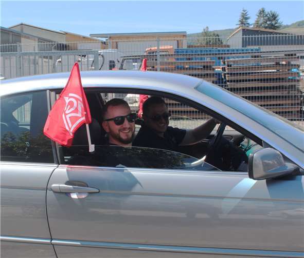 Auch diese Mitarbeiter beteiligten sich mit IGM-Fahnen am Autokorso in Ahrweiler.