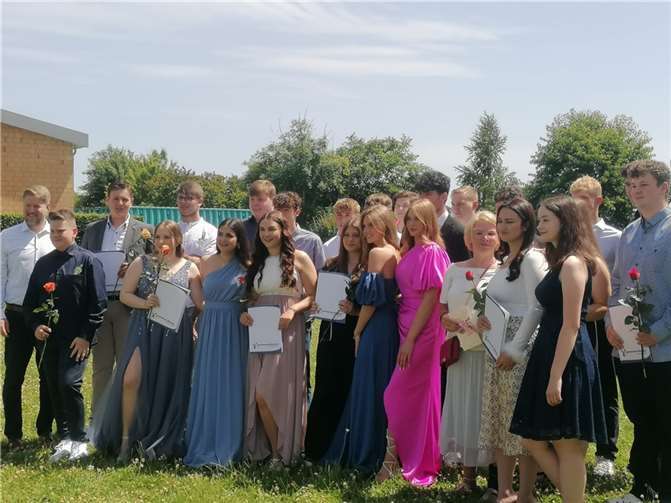 Auch diese Schüler froh über ihre Abschlusszeugnisse.