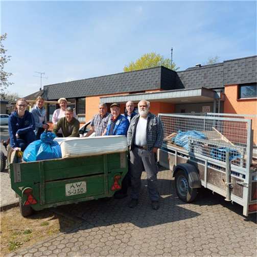 Auch diese fleißigen Helferinnen und Helfer beteiligten sich am Dreck-Weg-Tag in Waldorf.  Foto: WER