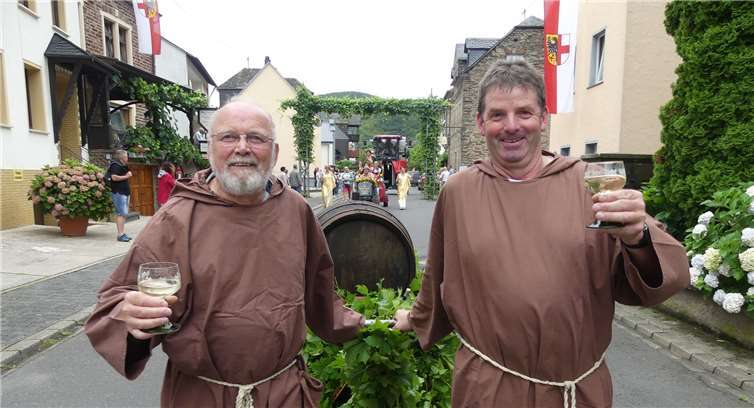 Auch diese frommen Kuttenträger ließen sich denein oder anderen Schoppen beim Weinfest munden.