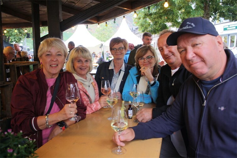 Auch diesen Weinfreunden aus Sachsen hatte es der Ernster Mosel laut eigenen Aussagen angetan. Genießen war angesagt. 