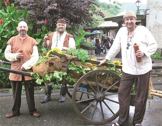 Auch diesen drei gestandenen Winzern aus dem Mittelalter konnte der anhaltende Regen beim Festumzug die gute Laune nicht verderben.