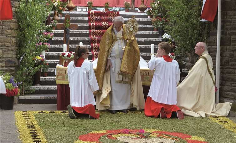 Auch dieser Altar wurde für die feierliche Zeremonie geschmückt. privat